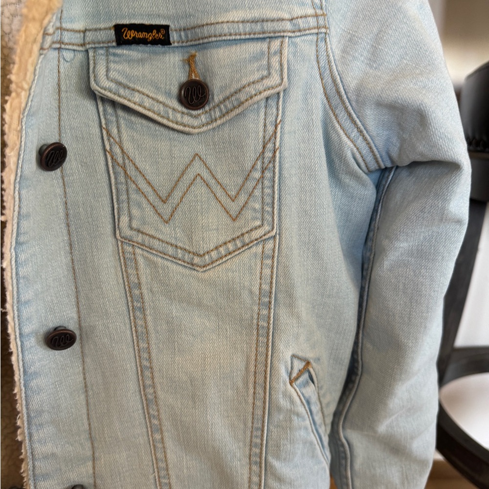 Wrangler Light Blue Denim Jacket with Cream Sherpa Lining - Picture 4 of 6